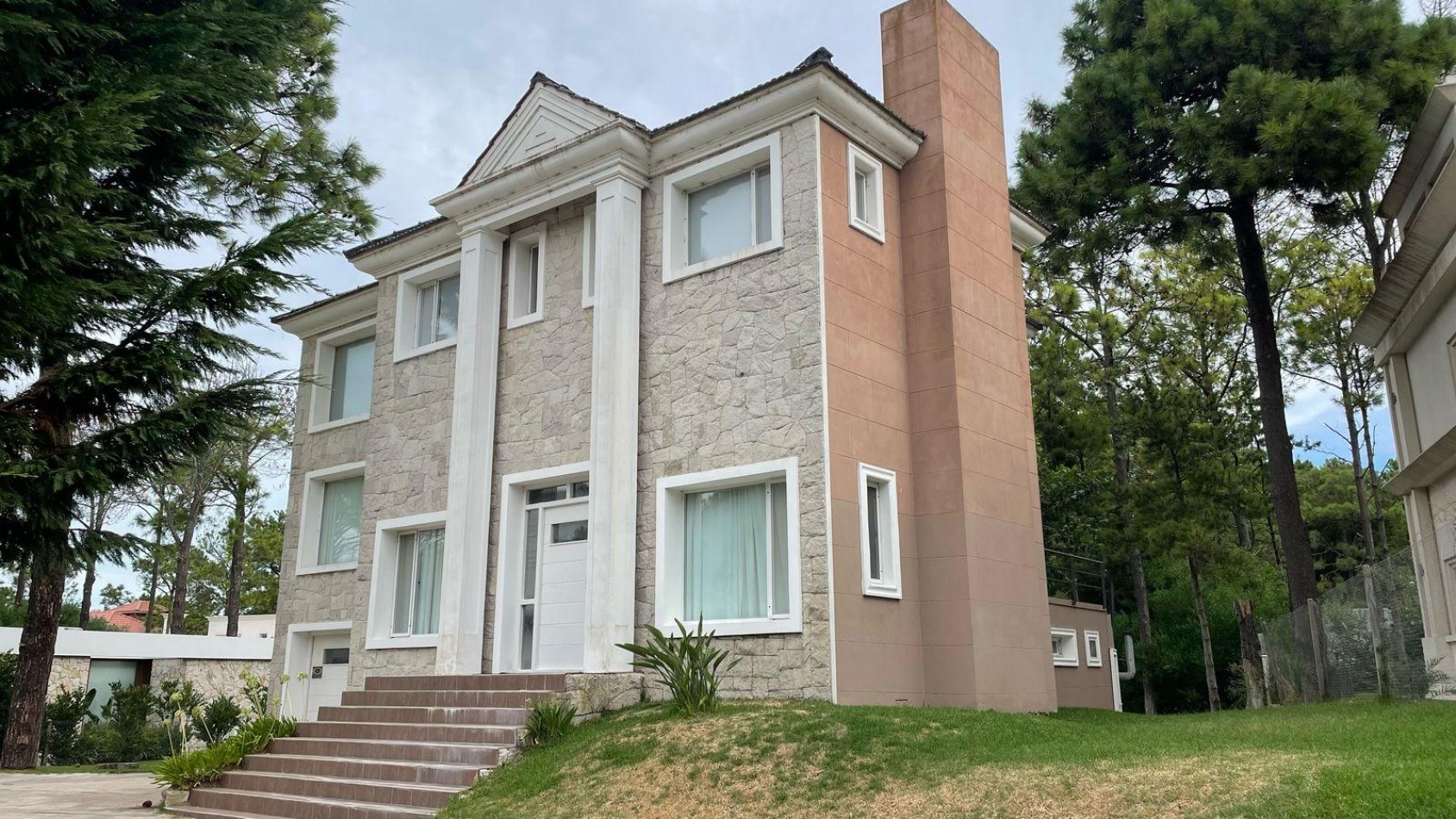 CASA EN VENTA - PINAMAR NORTE - A METROS DEL INGRESO A LA FRONTERA