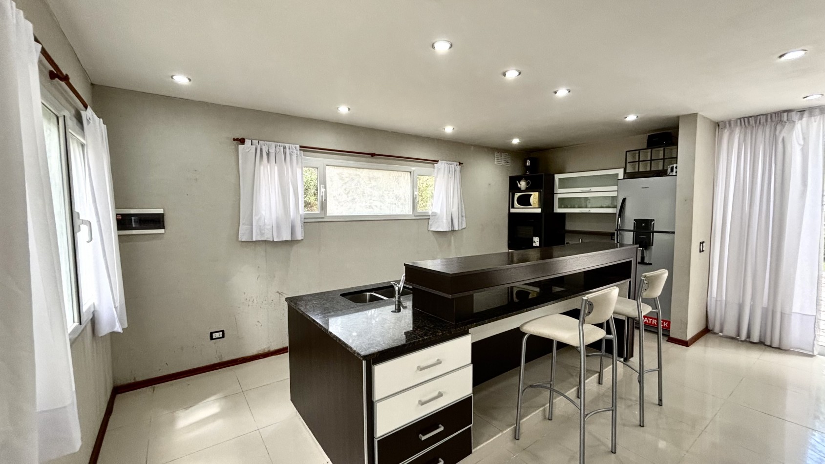 REAL OPORTUNIDAD - CASA EN CARILO - 4 AMBIENTES - EN VENTA 