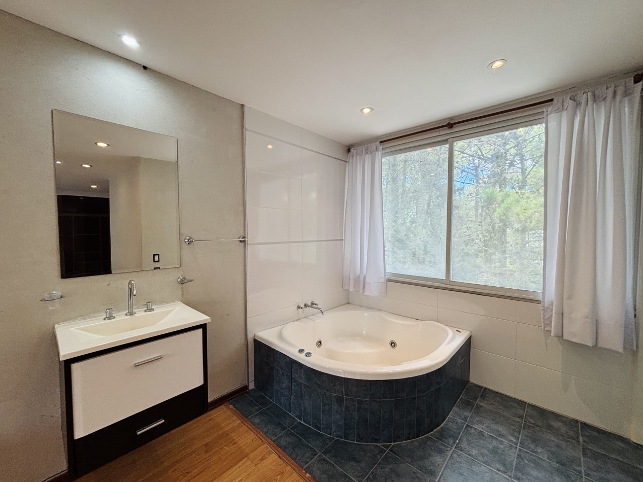 REAL OPORTUNIDAD - CASA EN CARILO - 4 AMBIENTES - EN VENTA 