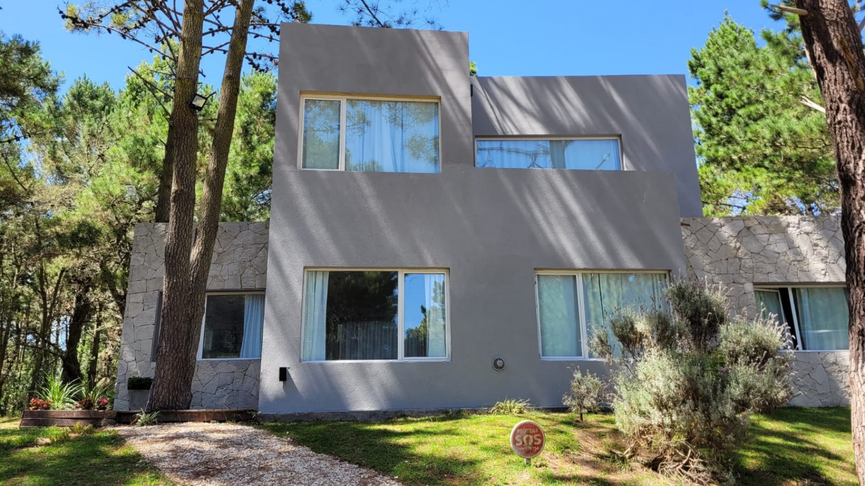 REAL OPORTUNIDAD - CASA EN CARILO - 4 AMBIENTES - EN VENTA 