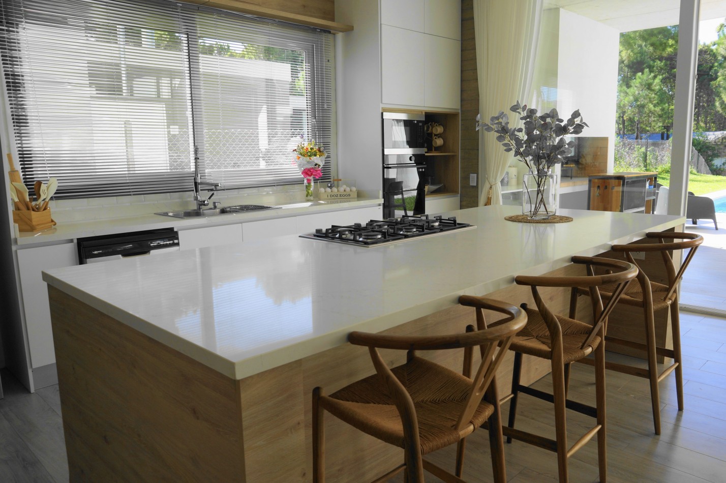 CASA CON PILETA Y JARDIN - BARRIO ALAMOS - EN VENTA 