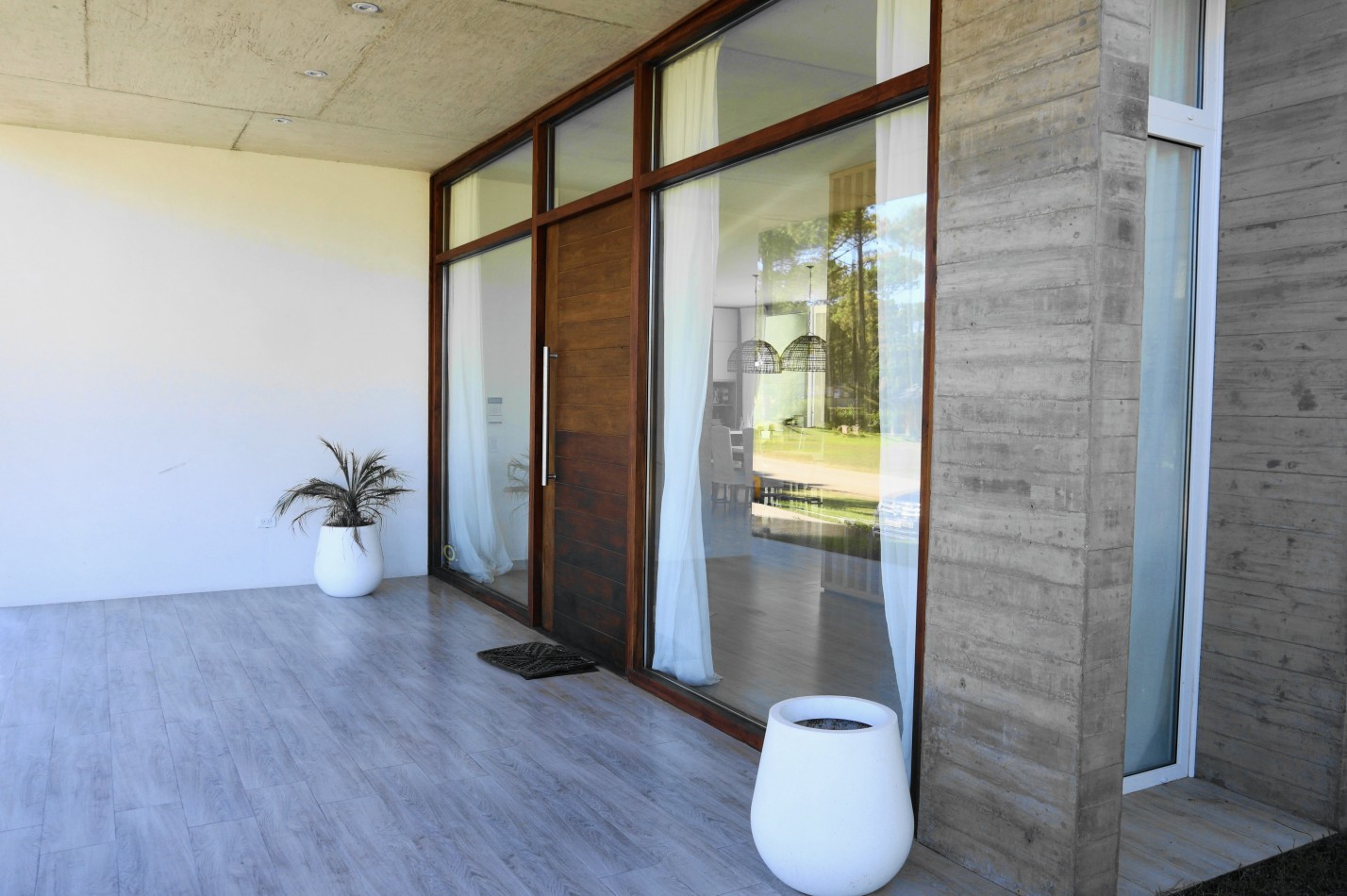 CASA CON PILETA Y JARDIN - BARRIO ALAMOS - EN VENTA 