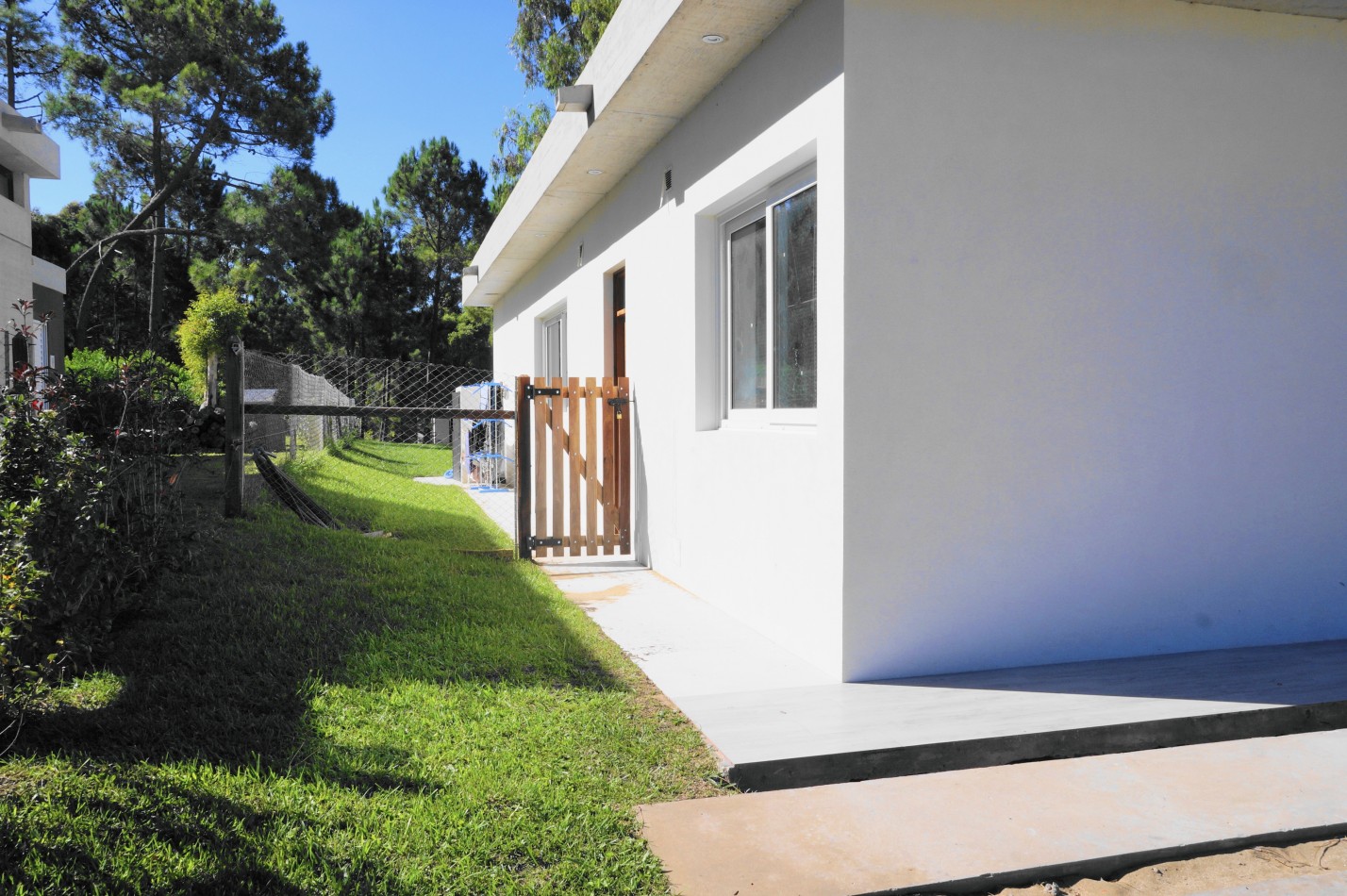 CASA CON PILETA Y JARDIN - BARRIO ALAMOS - EN VENTA 