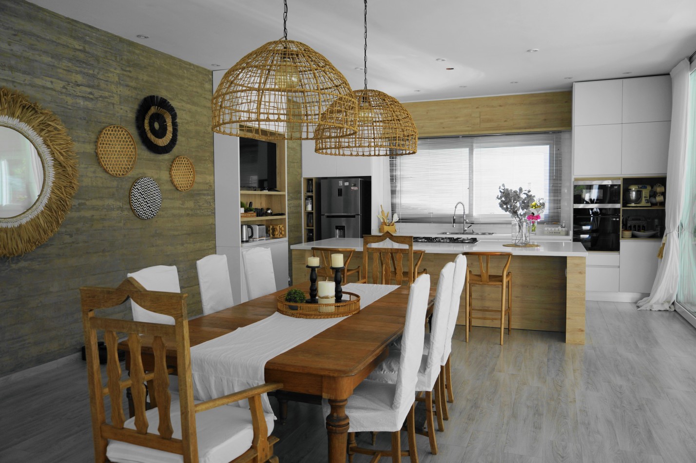 CASA CON PILETA Y JARDIN - BARRIO ALAMOS - EN VENTA 