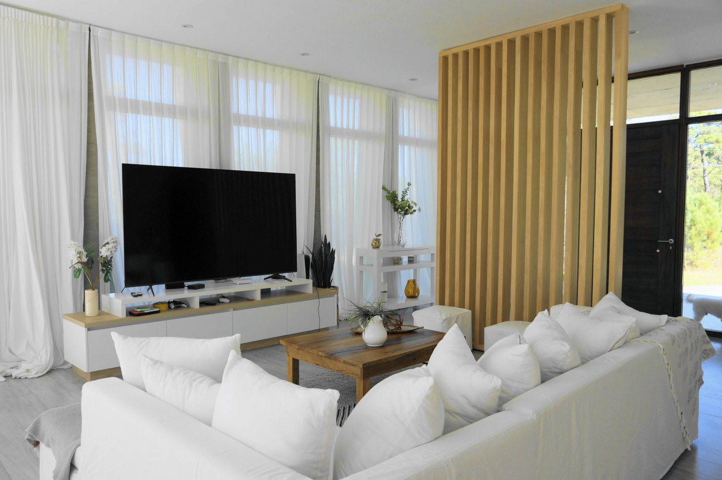 CASA CON PILETA Y JARDIN - BARRIO ALAMOS - EN VENTA 