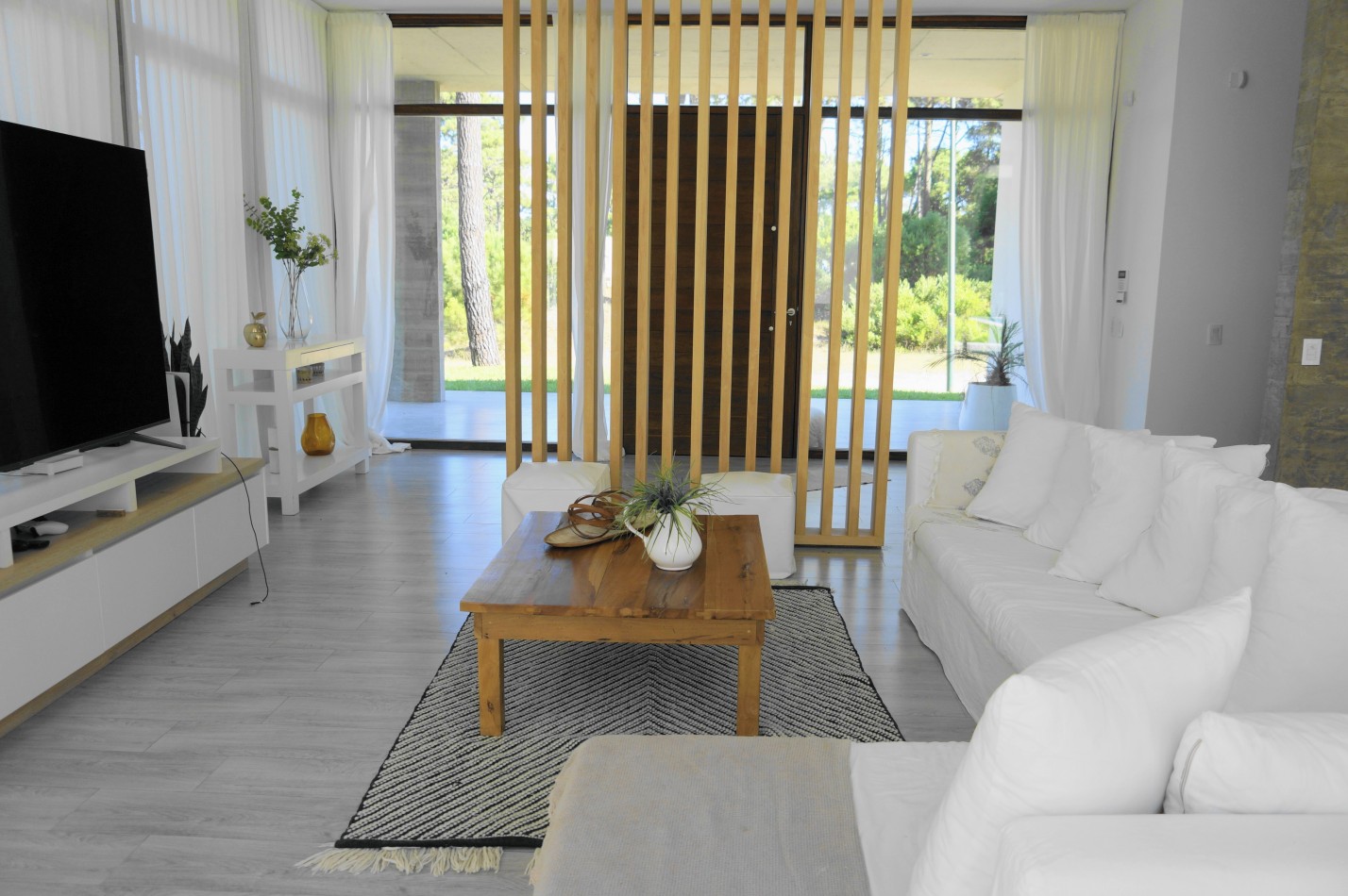 CASA CON PILETA Y JARDIN - BARRIO ALAMOS - EN VENTA 