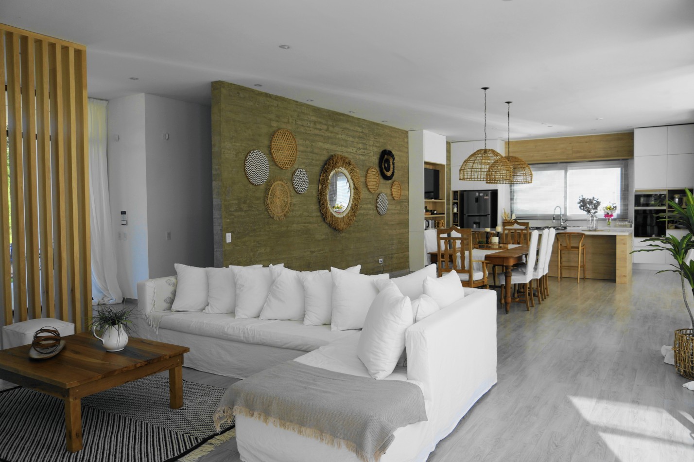 CASA CON PILETA Y JARDIN - BARRIO ALAMOS - EN VENTA 