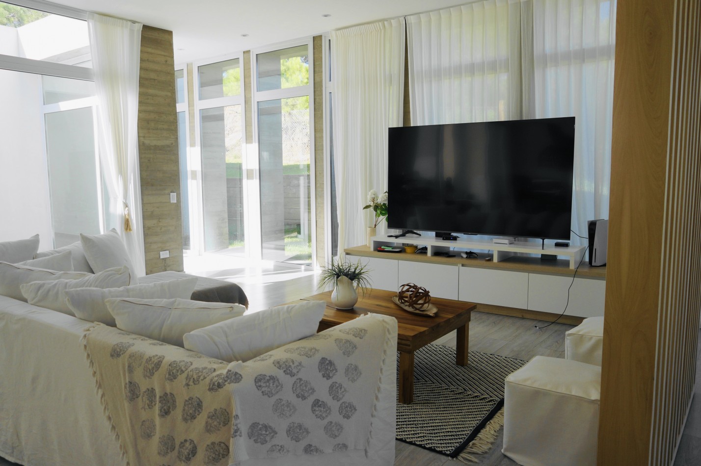 CASA CON PILETA Y JARDIN - BARRIO ALAMOS - EN VENTA 