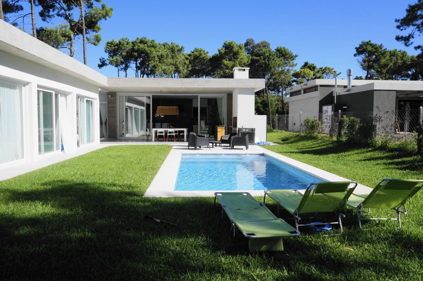 CASA CON PILETA Y JARDIN - BARRIO ALAMOS - EN VENTA 