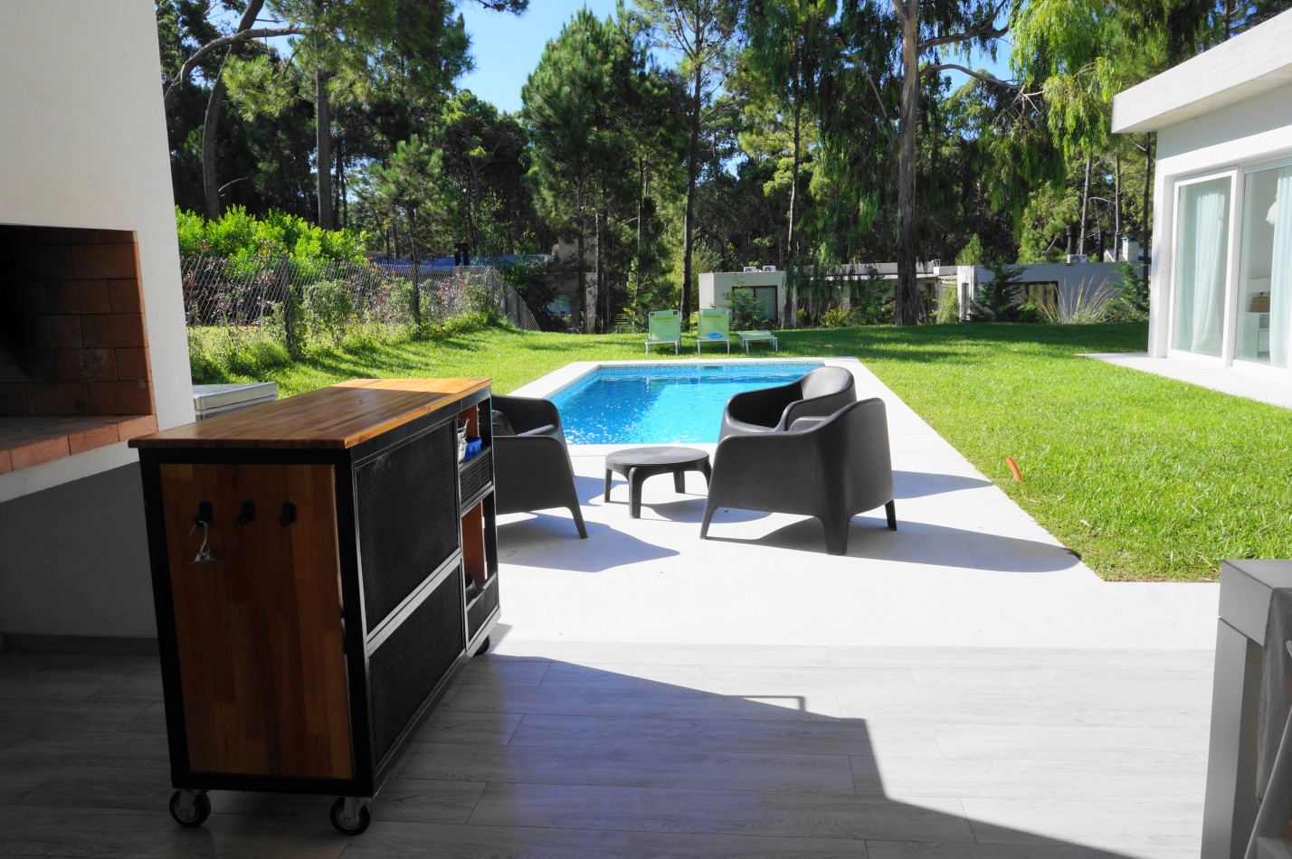 CASA CON PILETA Y JARDIN - BARRIO ALAMOS - EN VENTA 