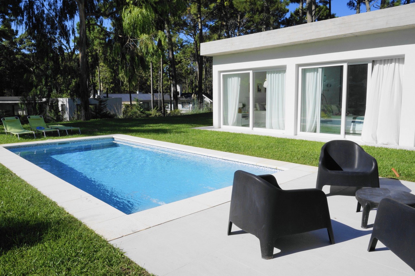 CASA CON PILETA Y JARDIN - BARRIO ALAMOS - EN VENTA 