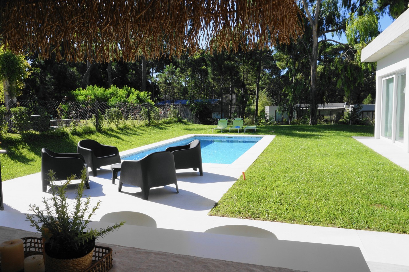 CASA CON PILETA Y JARDIN - BARRIO ALAMOS - EN VENTA 