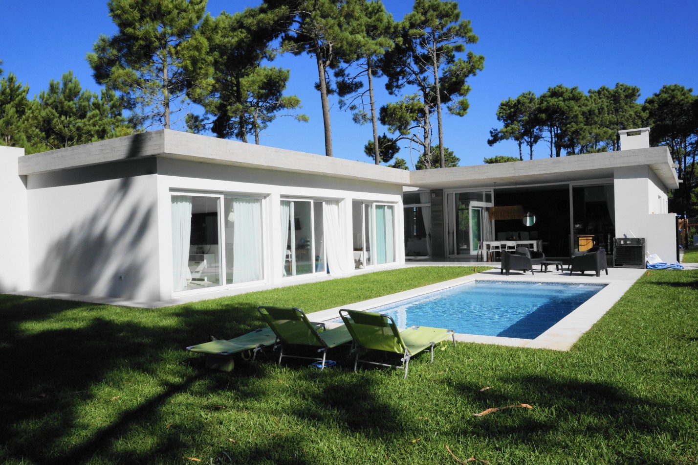 CASA CON PILETA Y JARDIN - BARRIO ALAMOS - EN VENTA 