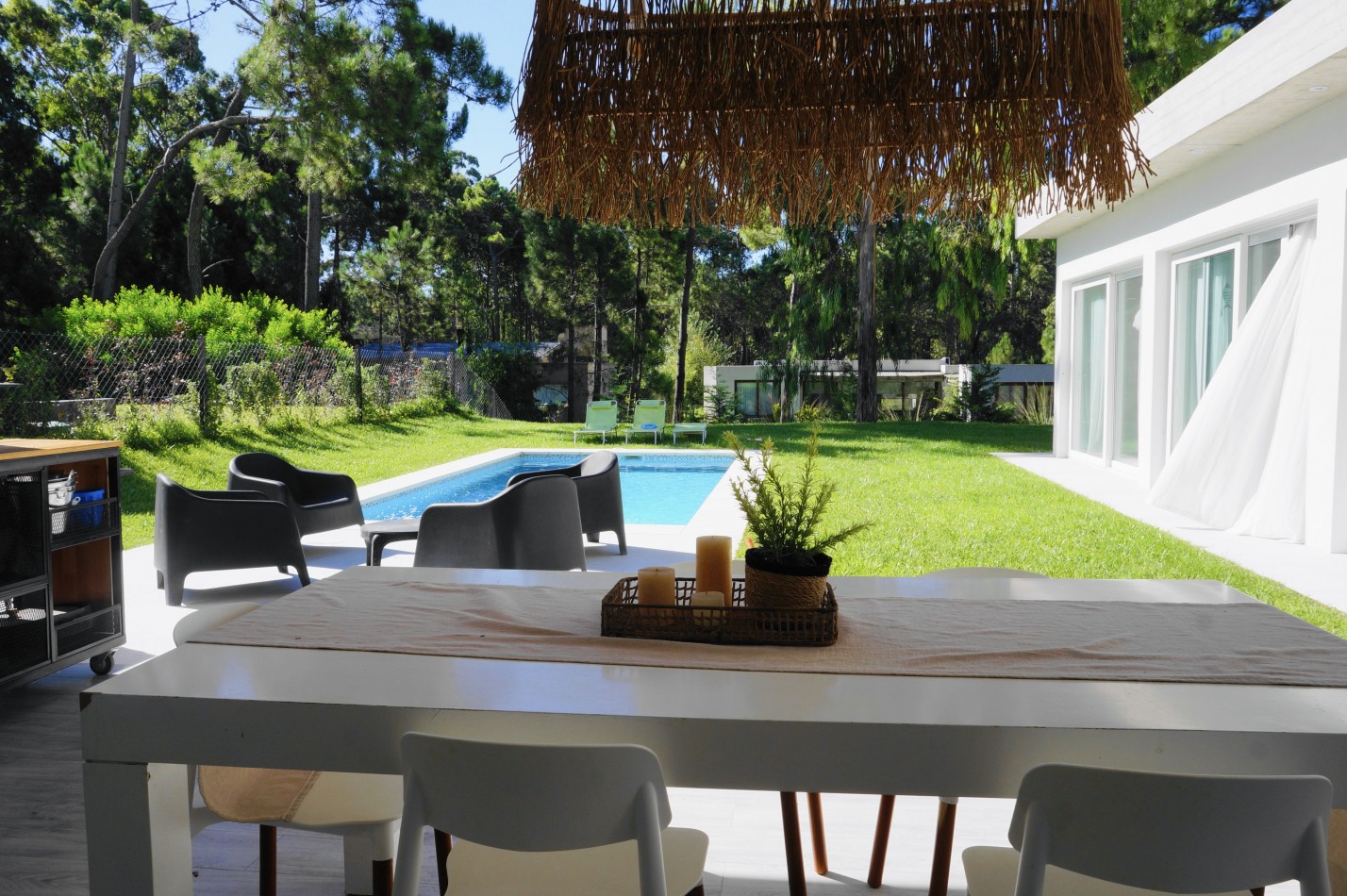 CASA CON PILETA Y JARDIN - BARRIO ALAMOS - EN VENTA 