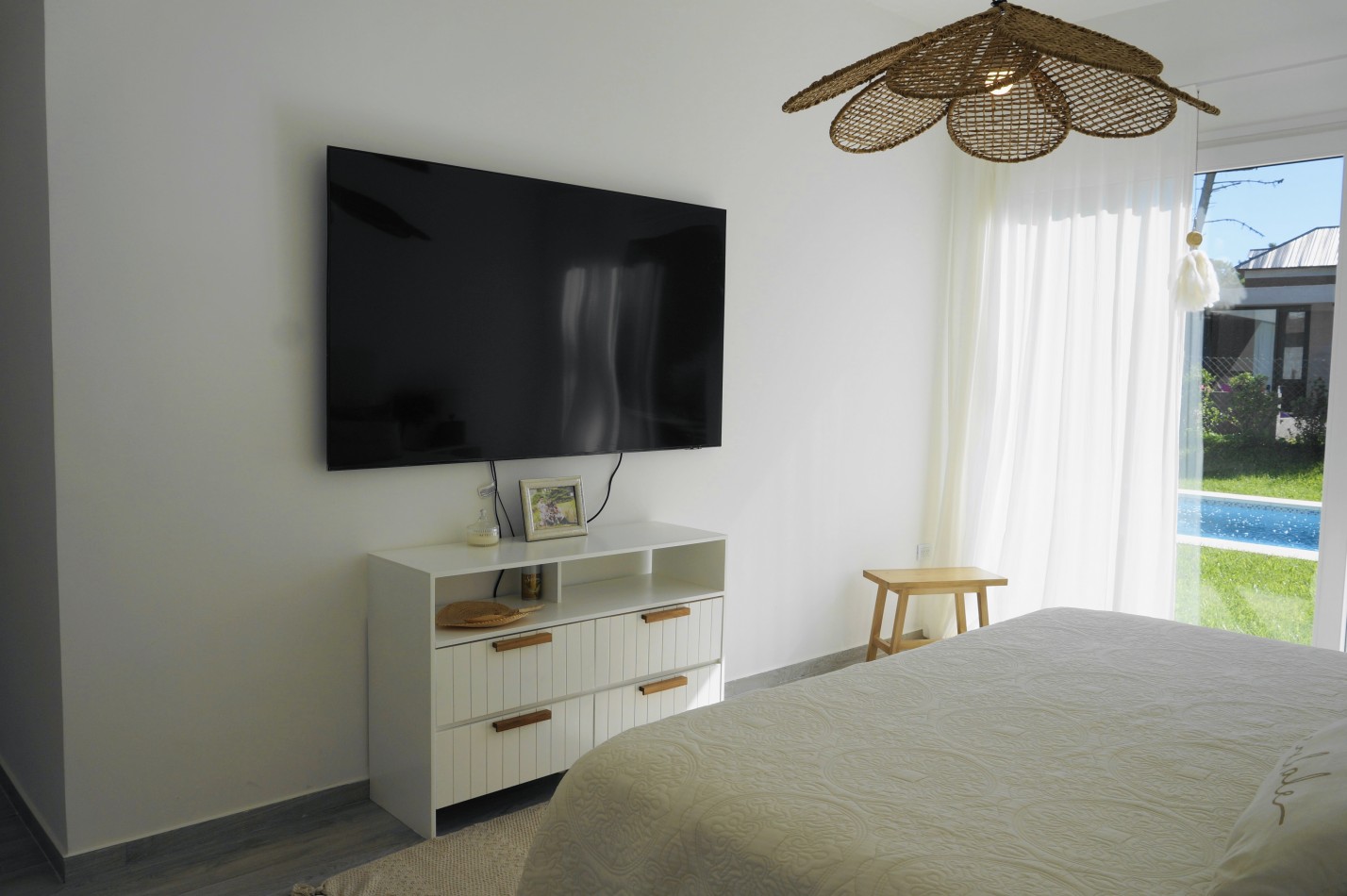 CASA CON PILETA Y JARDIN - BARRIO ALAMOS - EN VENTA 