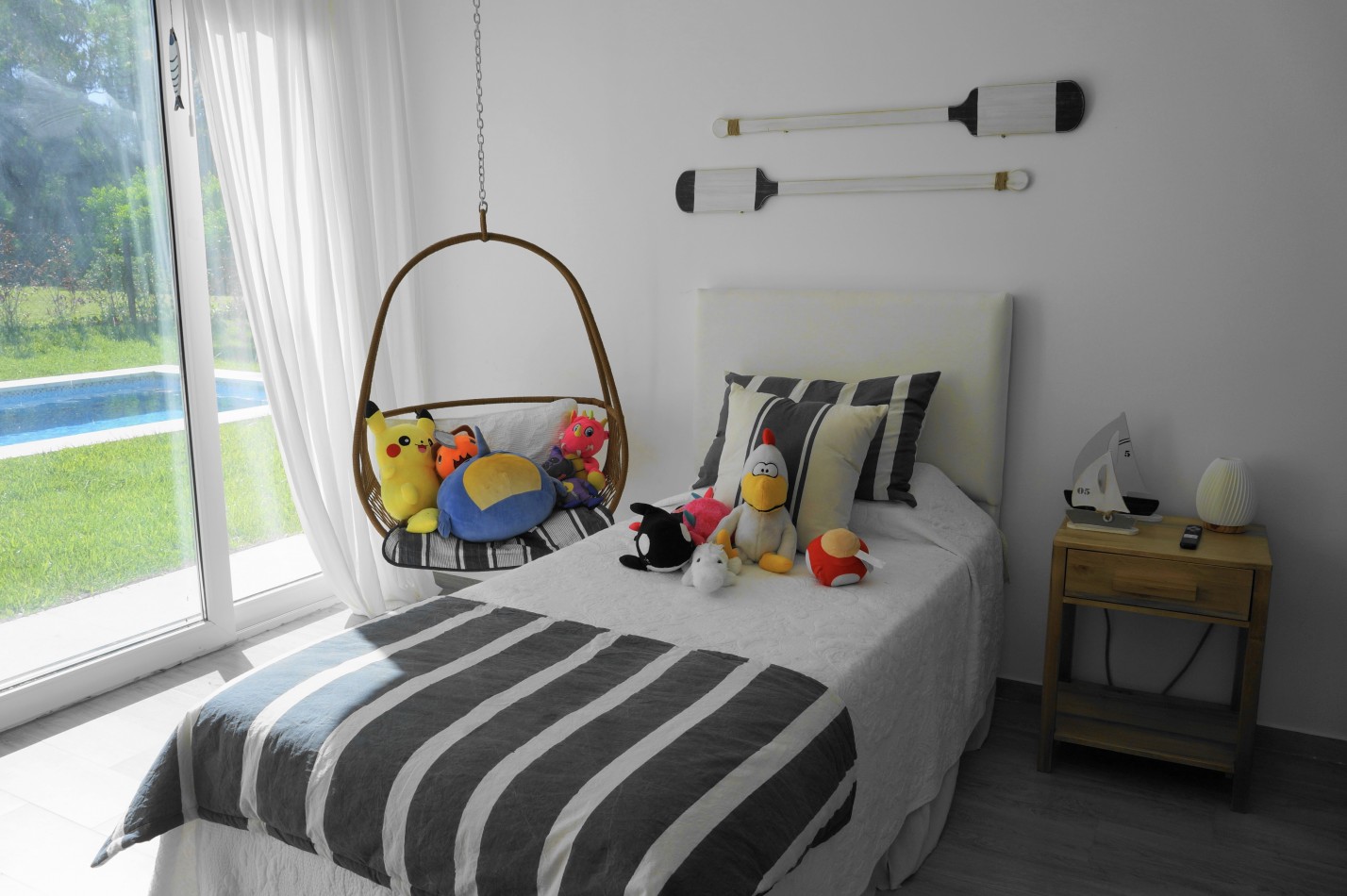 CASA CON PILETA Y JARDIN - BARRIO ALAMOS - EN VENTA 