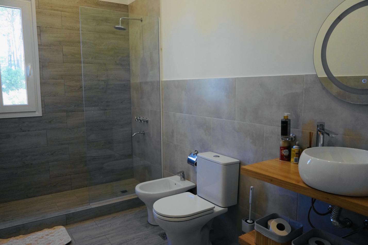 CASA CON PILETA Y JARDIN - BARRIO ALAMOS - EN VENTA 