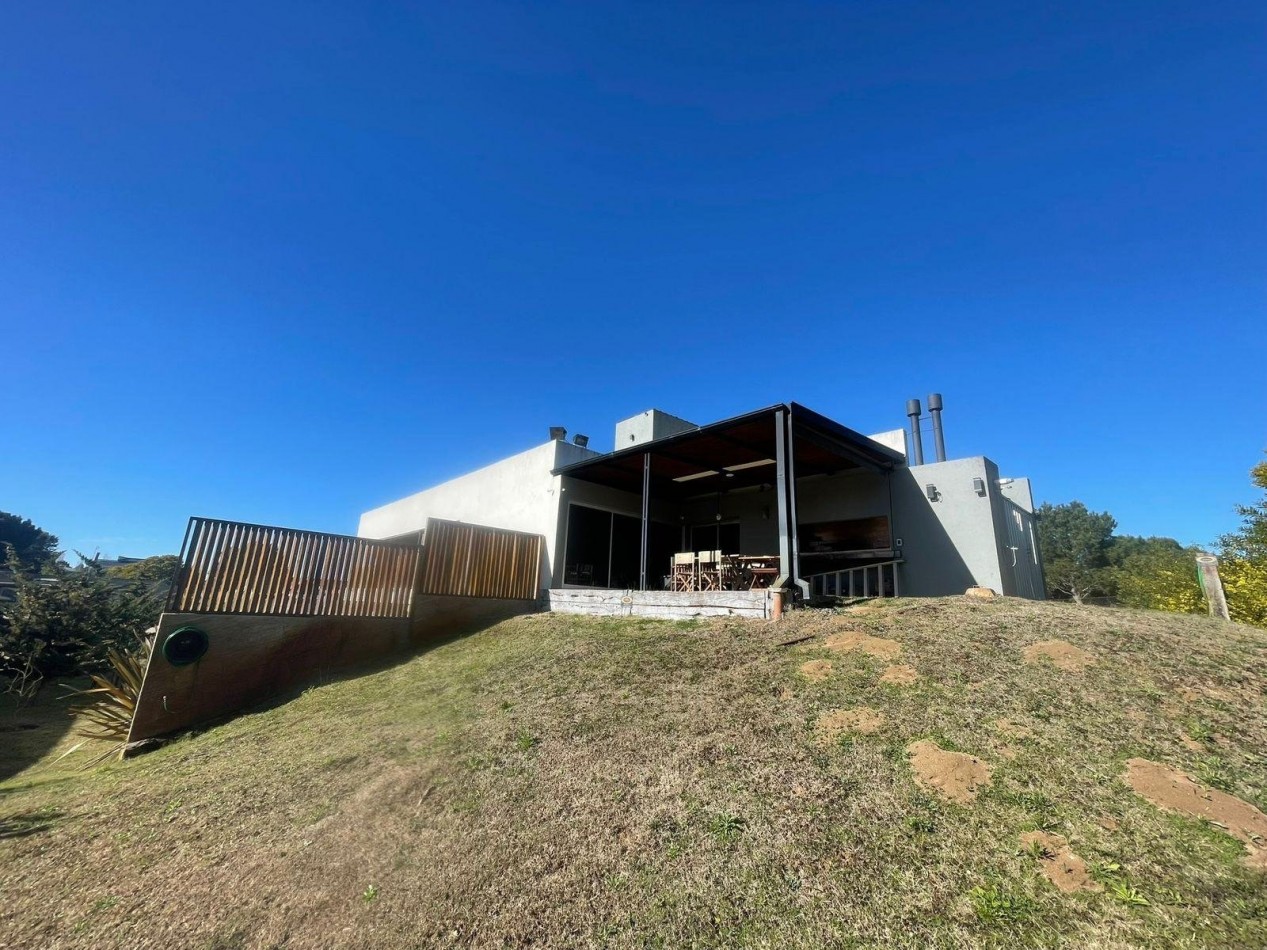 CASA EN COSTA ESMERALDA - 4 AMBIENTES - EN VENTA 