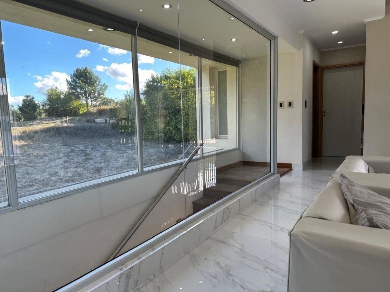 CASA EN COSTA ESMERALDA - 4 AMBIENTES - EN VENTA 