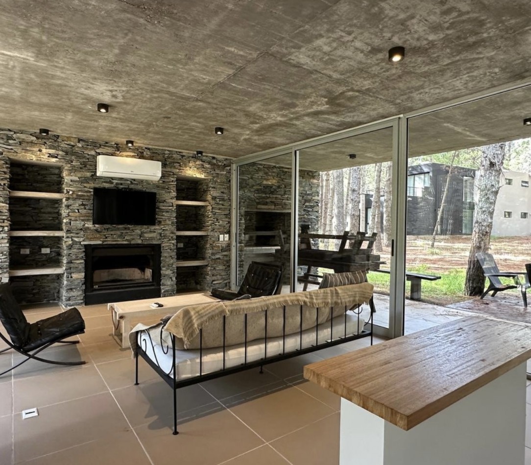 ESPECTACULAR CASA 4 AMB - BARRIO VILLA ROBLES - EN VENTA