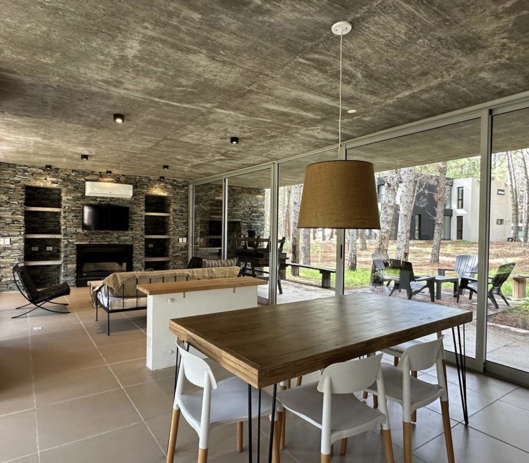 ESPECTACULAR CASA 4 AMB - BARRIO VILLA ROBLES - EN VENTA
