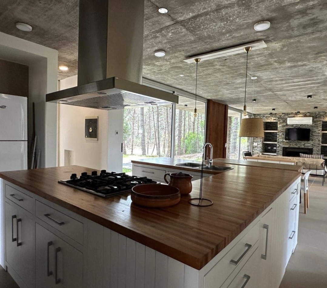 ESPECTACULAR CASA 4 AMB - BARRIO VILLA ROBLES - EN VENTA