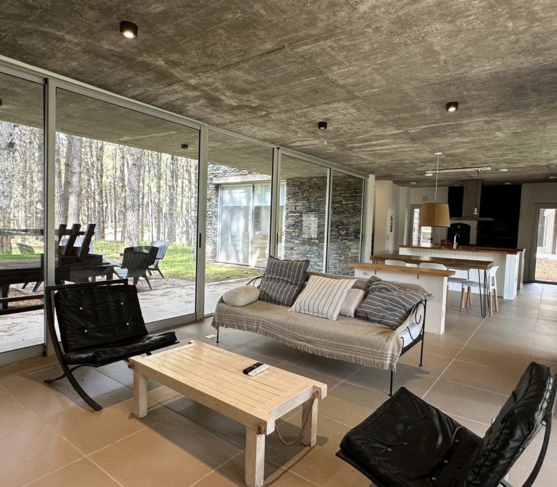 ESPECTACULAR CASA 4 AMB - BARRIO VILLA ROBLES - EN VENTA
