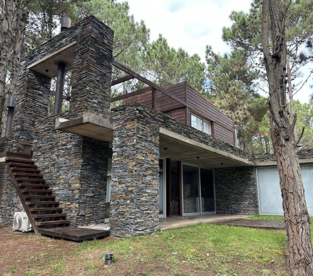 ESPECTACULAR CASA 4 AMB - BARRIO VILLA ROBLES - EN VENTA