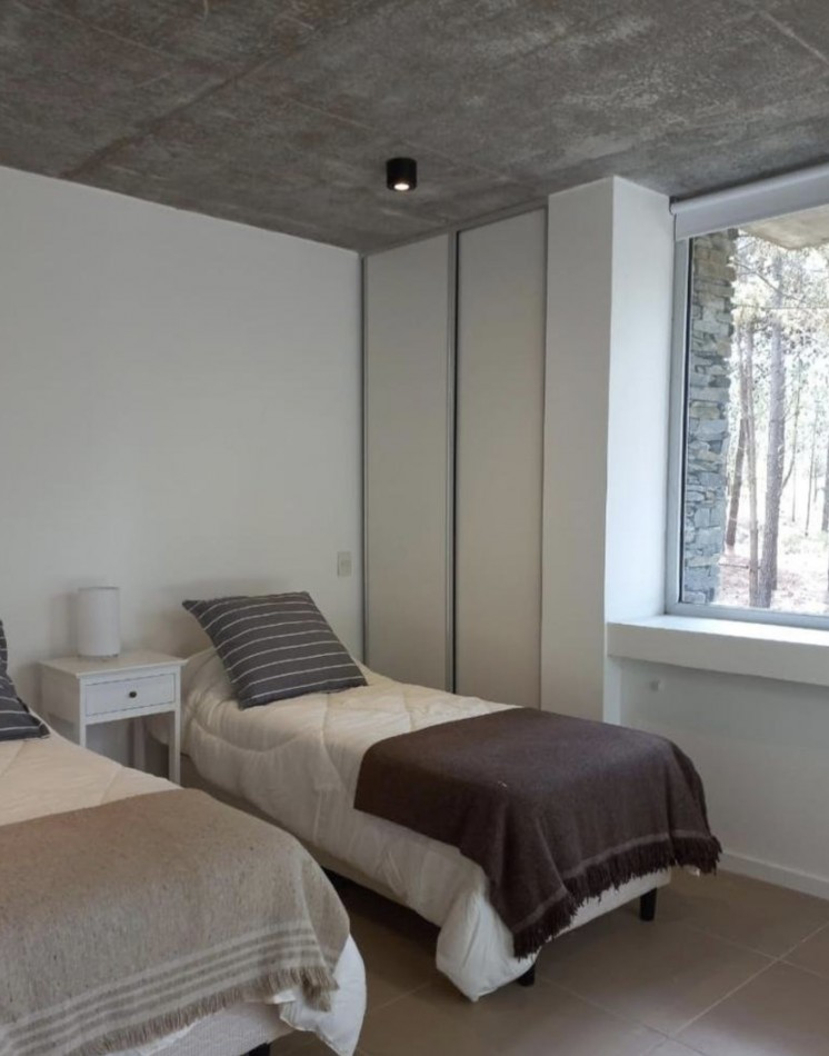 ESPECTACULAR CASA 4 AMB - BARRIO VILLA ROBLES - EN VENTA