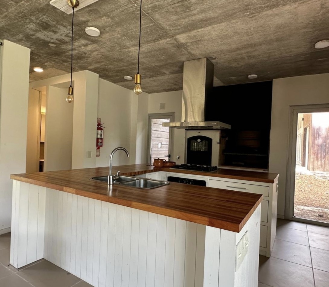 ESPECTACULAR CASA 4 AMB - BARRIO VILLA ROBLES - EN VENTA