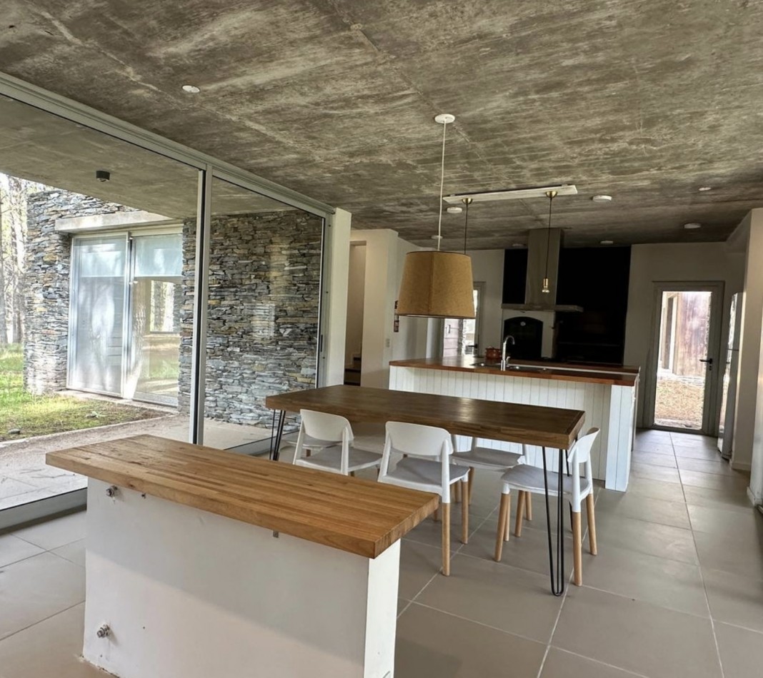 ESPECTACULAR CASA 4 AMB - BARRIO VILLA ROBLES - EN VENTA
