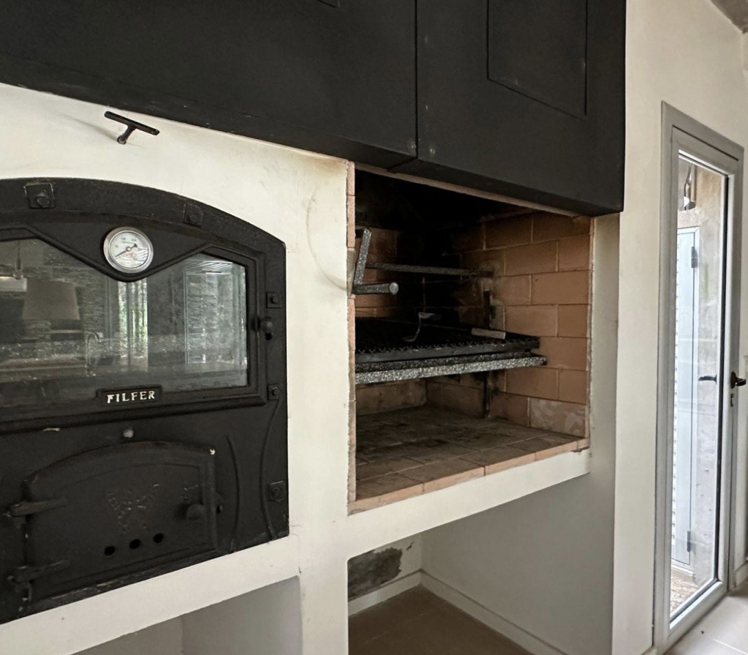 ESPECTACULAR CASA 4 AMB - BARRIO VILLA ROBLES - EN VENTA
