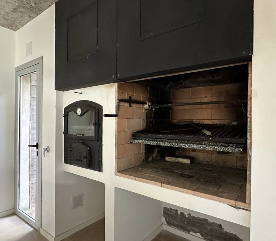 ESPECTACULAR CASA 4 AMB - BARRIO VILLA ROBLES - EN VENTA