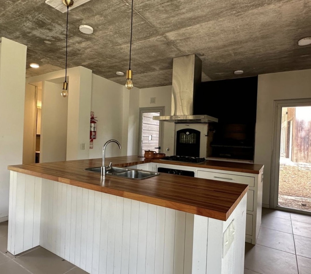 ESPECTACULAR CASA 4 AMB - BARRIO VILLA ROBLES - EN VENTA