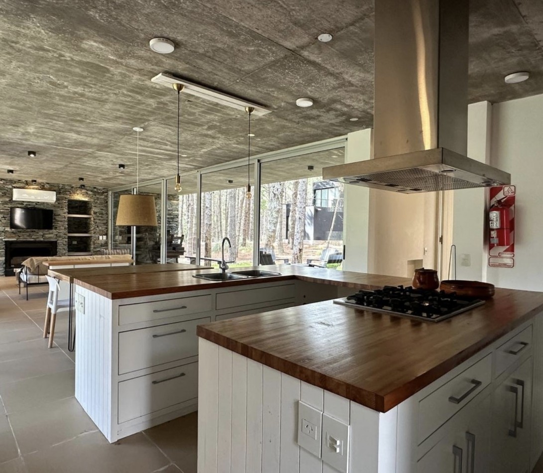 ESPECTACULAR CASA 4 AMB - BARRIO VILLA ROBLES - EN VENTA