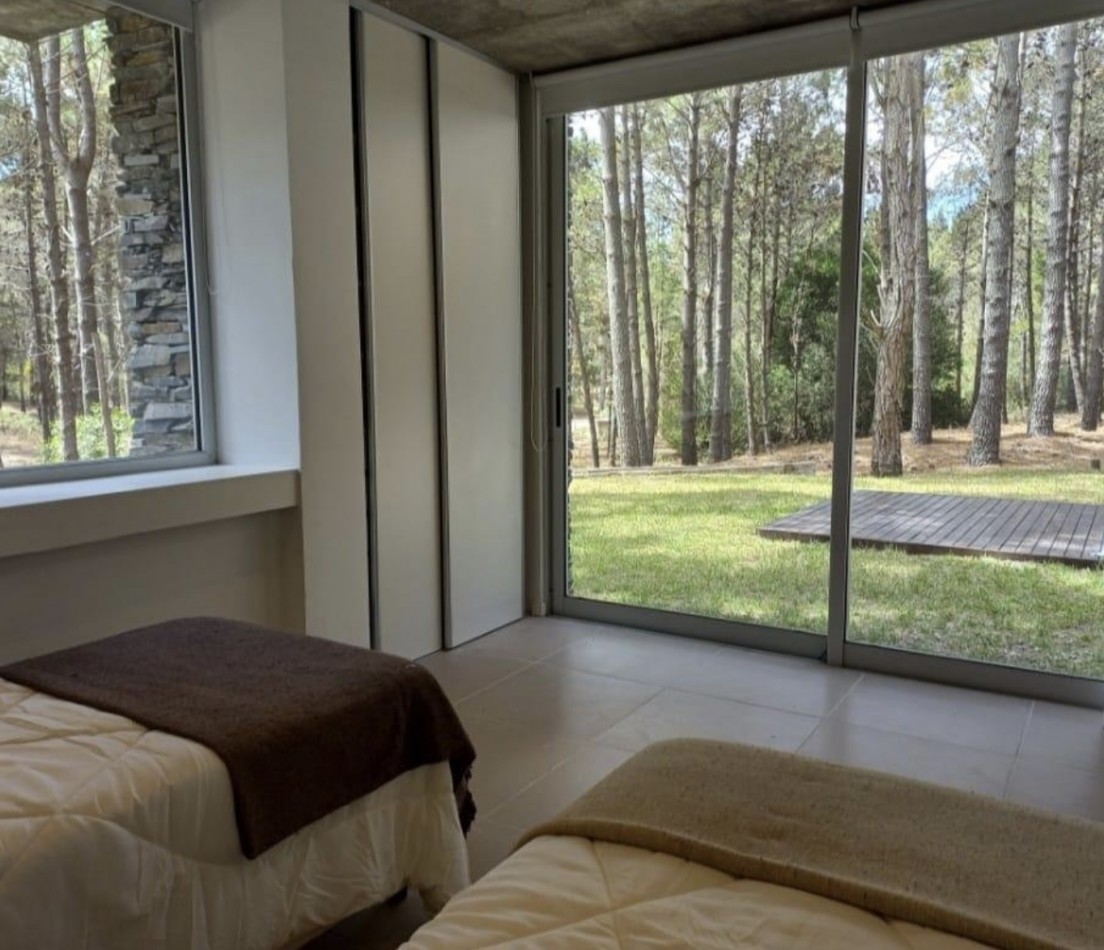 ESPECTACULAR CASA 4 AMB - BARRIO VILLA ROBLES - EN VENTA