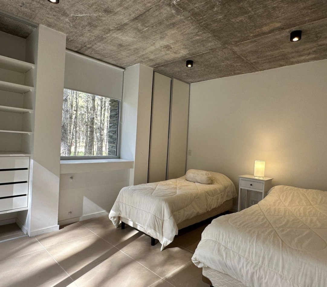 ESPECTACULAR CASA 4 AMB - BARRIO VILLA ROBLES - EN VENTA