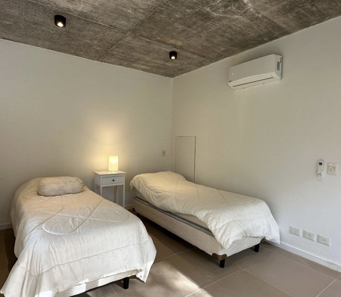 ESPECTACULAR CASA 4 AMB - BARRIO VILLA ROBLES - EN VENTA
