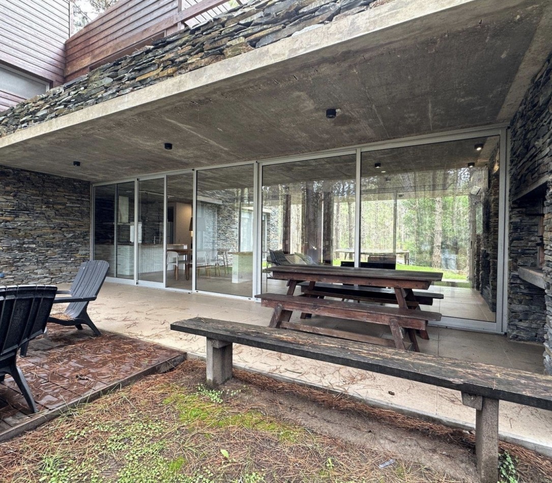 ESPECTACULAR CASA 4 AMB - BARRIO VILLA ROBLES - EN VENTA
