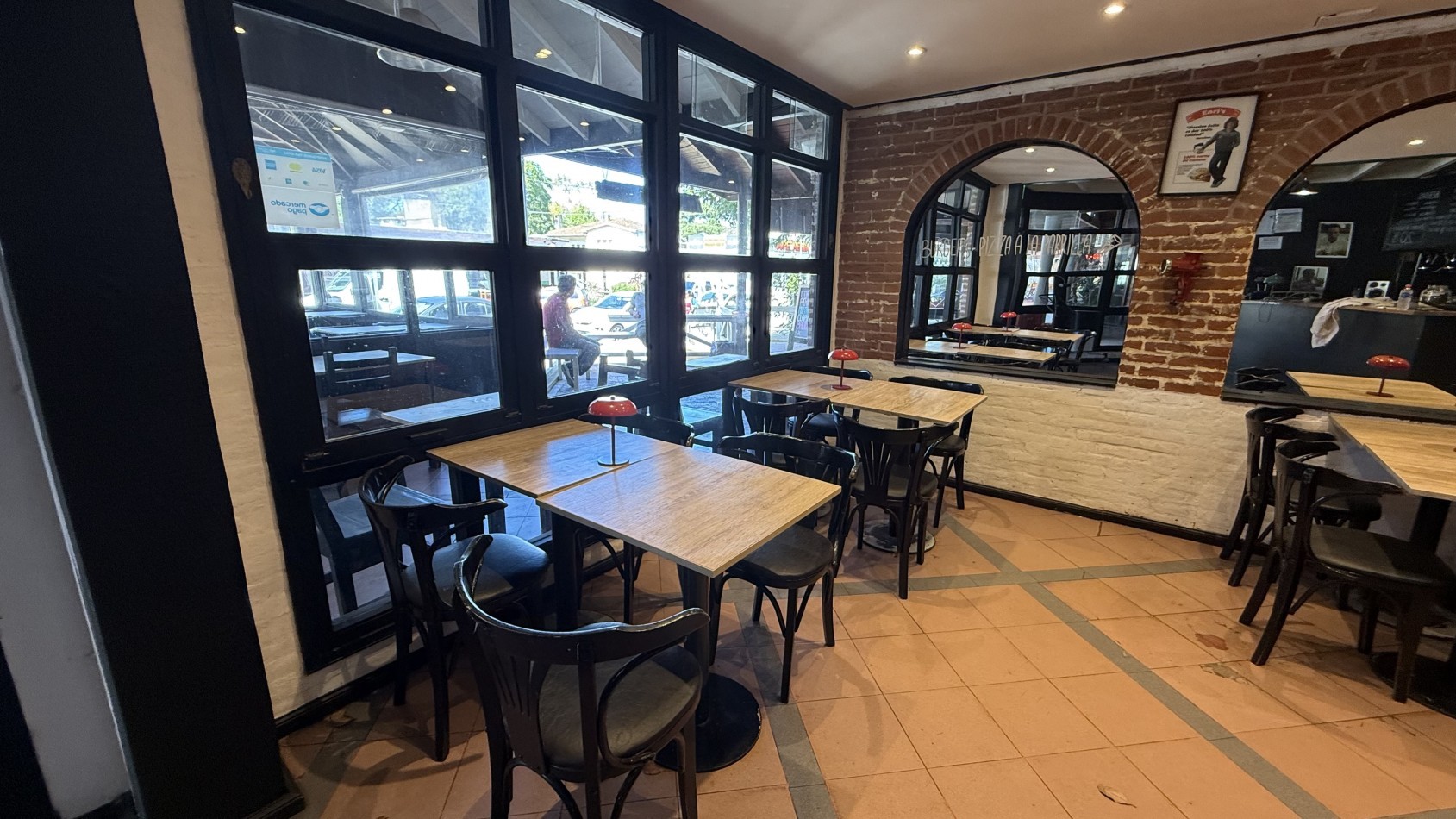 LOCAL EN AV SHAW - PINAMAR