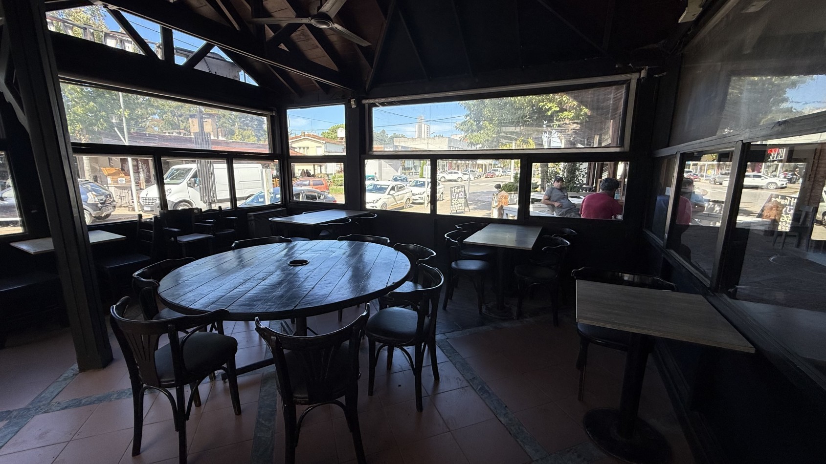 LOCAL EN AV SHAW - PINAMAR