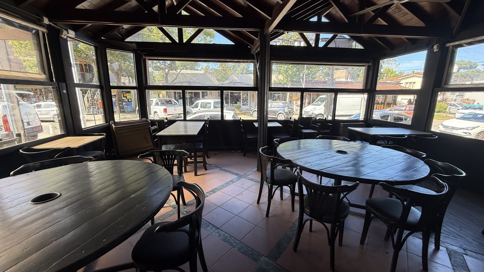LOCAL EN AV SHAW - PINAMAR