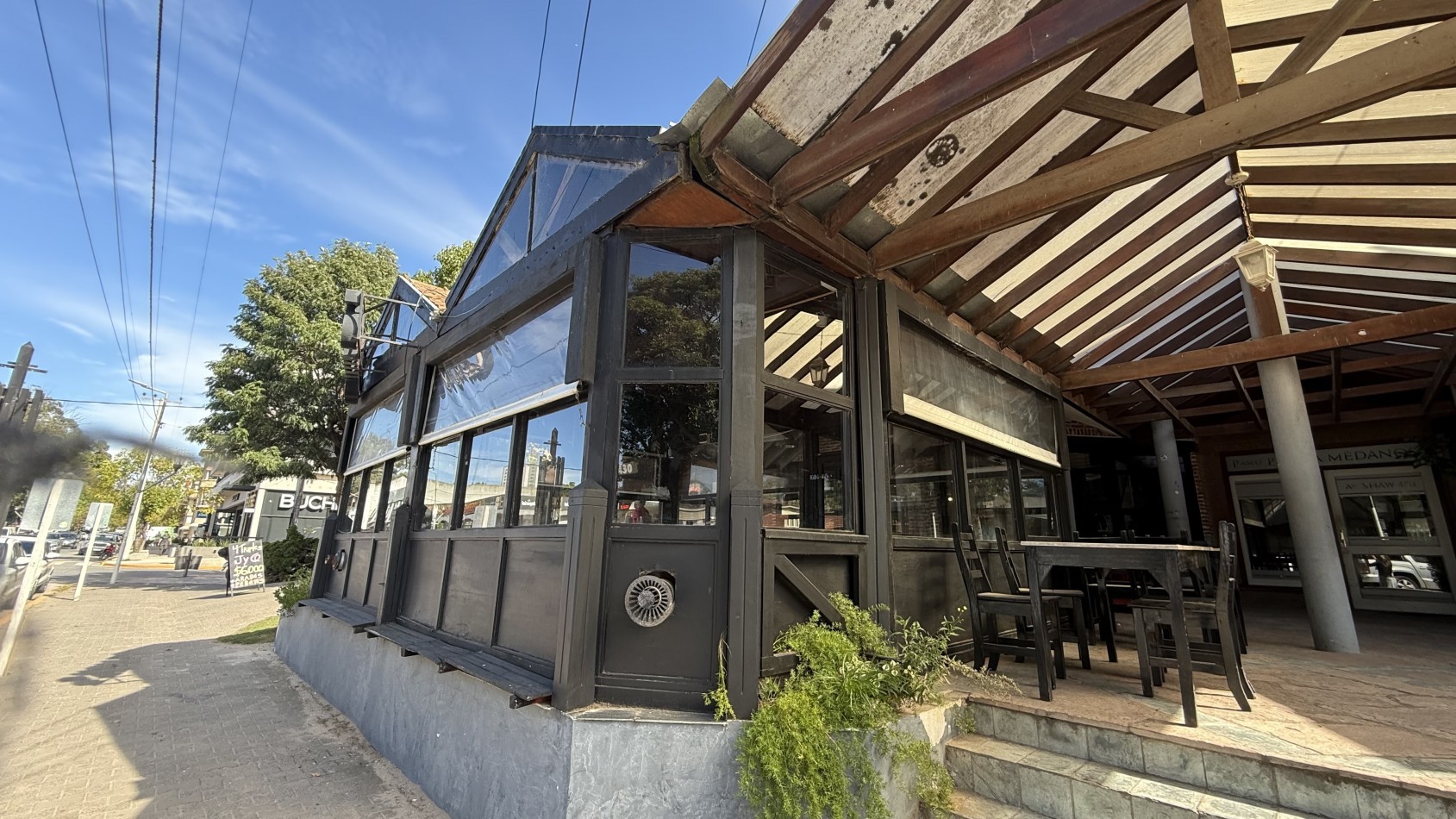 LOCAL EN AV SHAW - PINAMAR