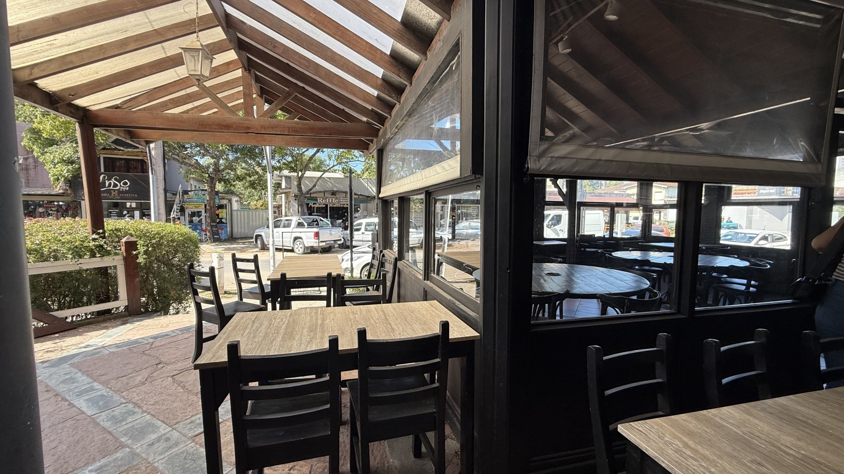 LOCAL EN AV SHAW - PINAMAR