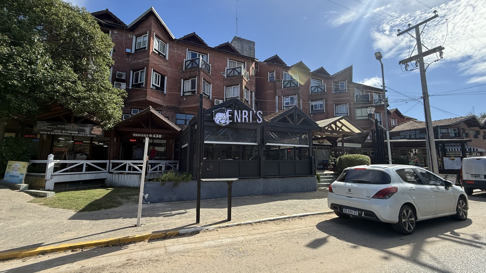 LOCAL EN AV SHAW - PINAMAR