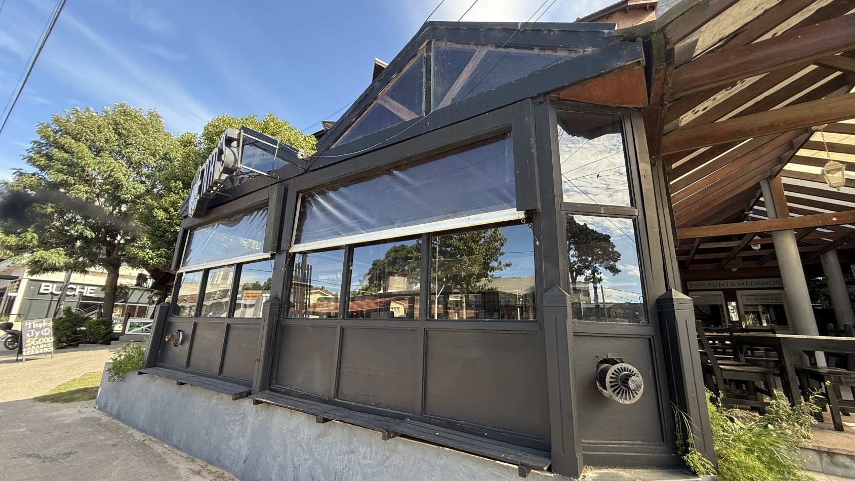 LOCAL EN AV SHAW - PINAMAR